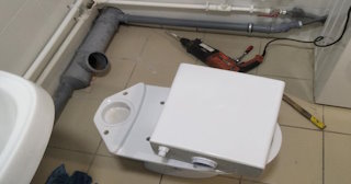 Установка напольного унитаза в октябрьском: монтаж под ключ от СантехДомКтб от 5258 рублей.